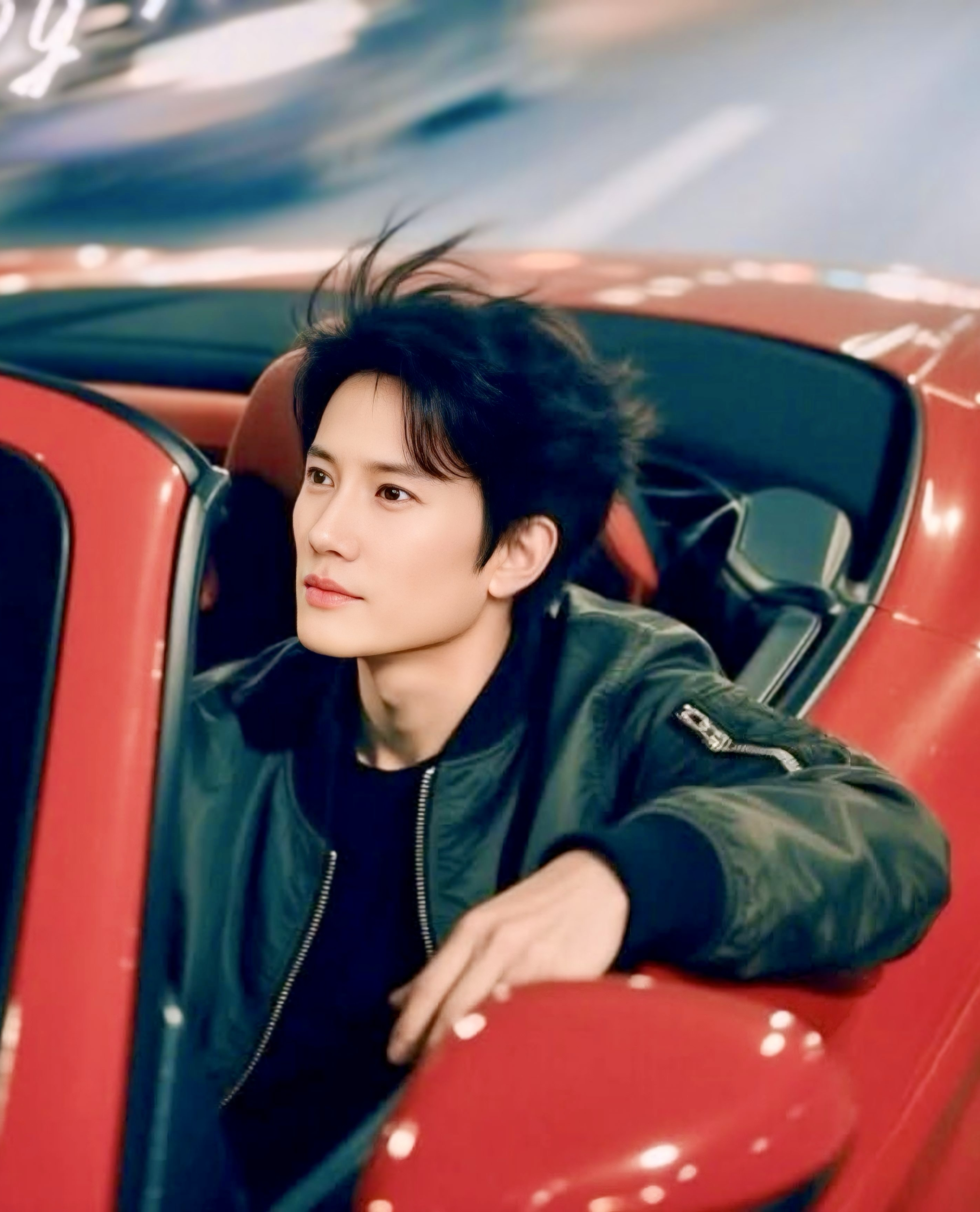 Behind-the-scenes cut of Ji Sung