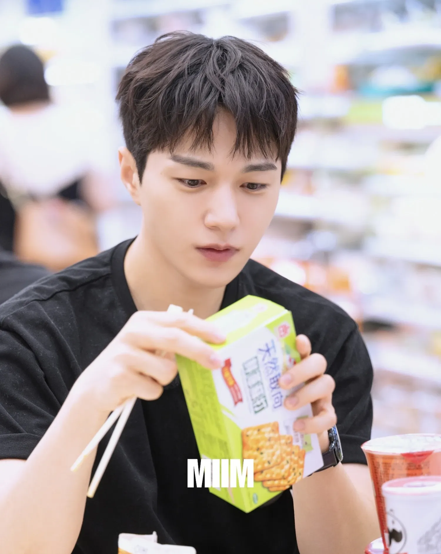 A moment captured by a fan of Kim Myungsoo (L)