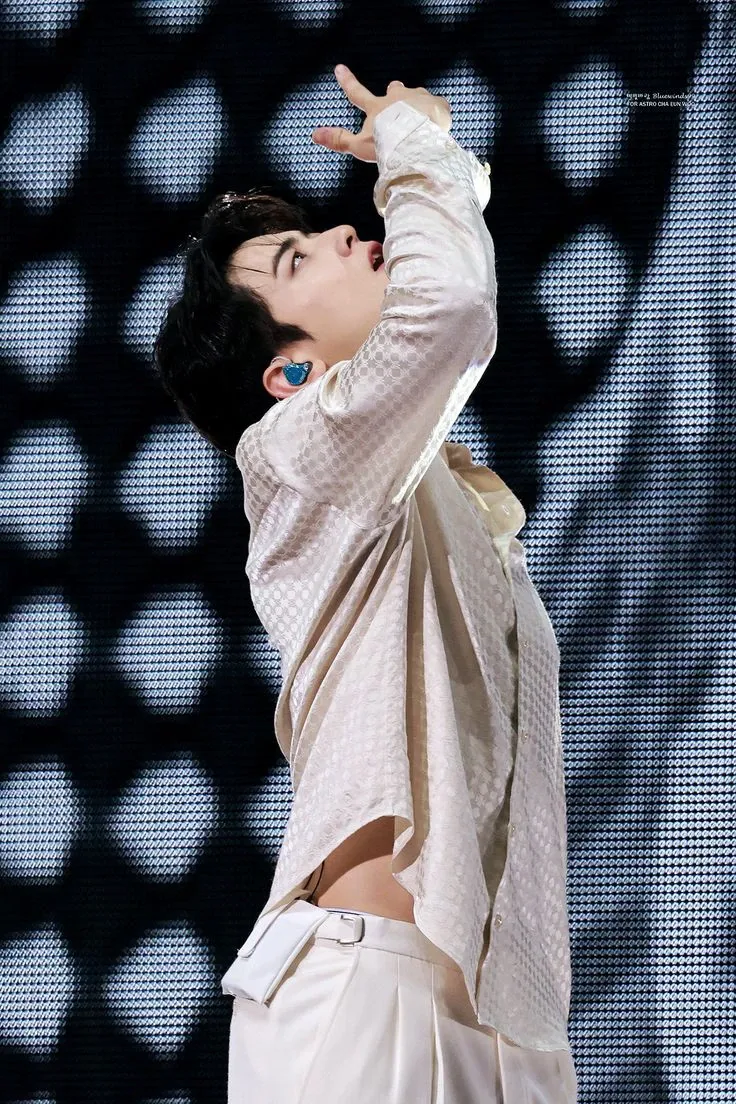 Behind-the-scenes cut of Cha Eunwoo