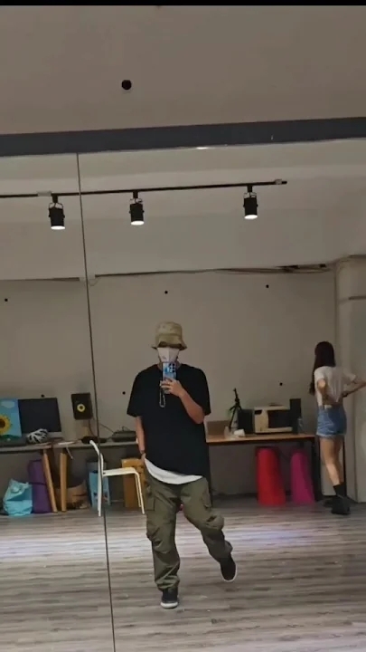 Behind-the-scenes cut of Lee Joongi