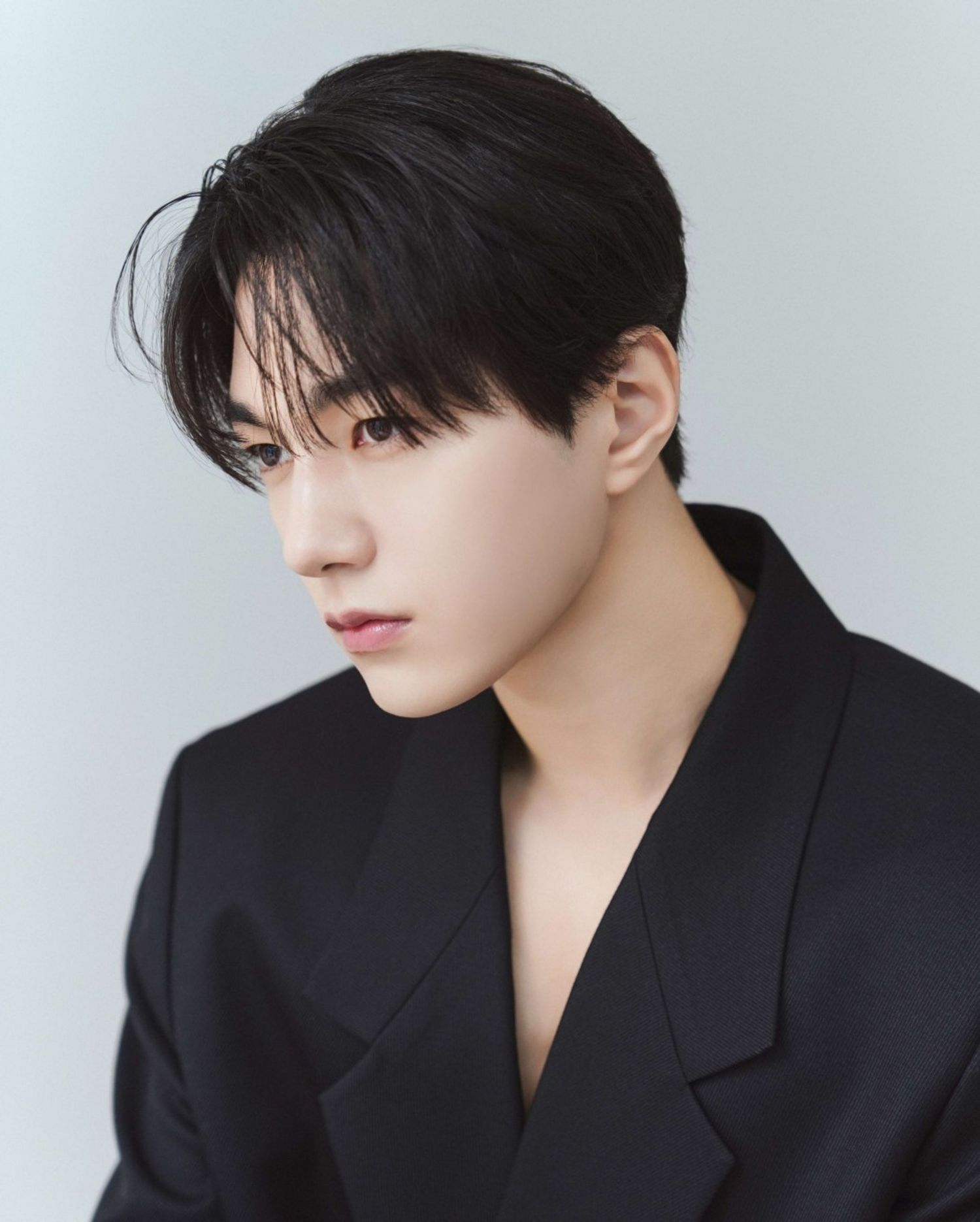 A moment captured by a fan of Kim Myungsoo (L)