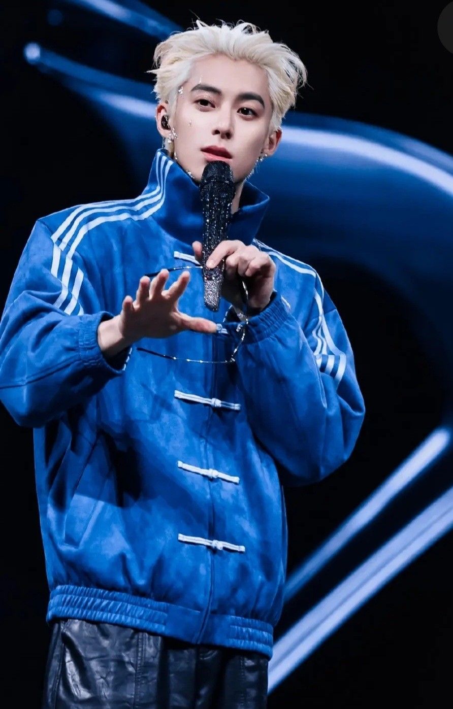 A moment captured by a fan of Dylan Wang