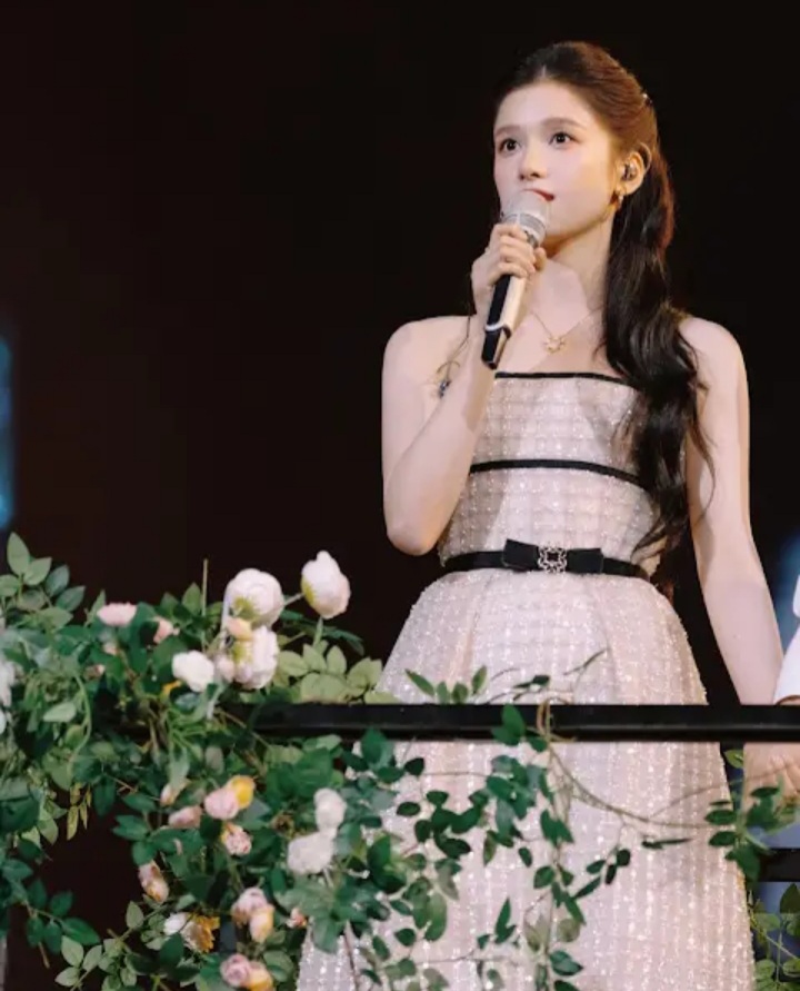 Behind-the-scenes cut of Jingyi Zhang