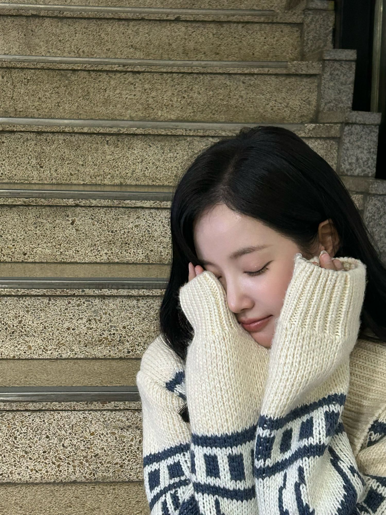 Behind-the-scenes cut of Yeonwoo