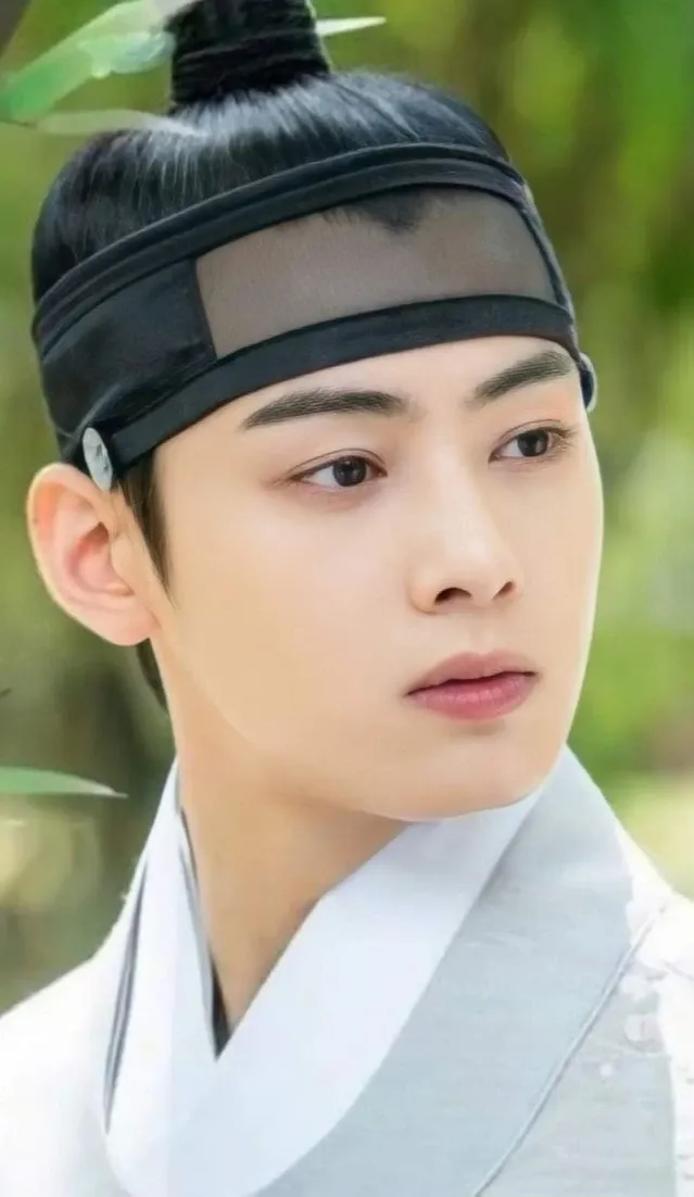 Recent activity shot of Cha Eunwoo