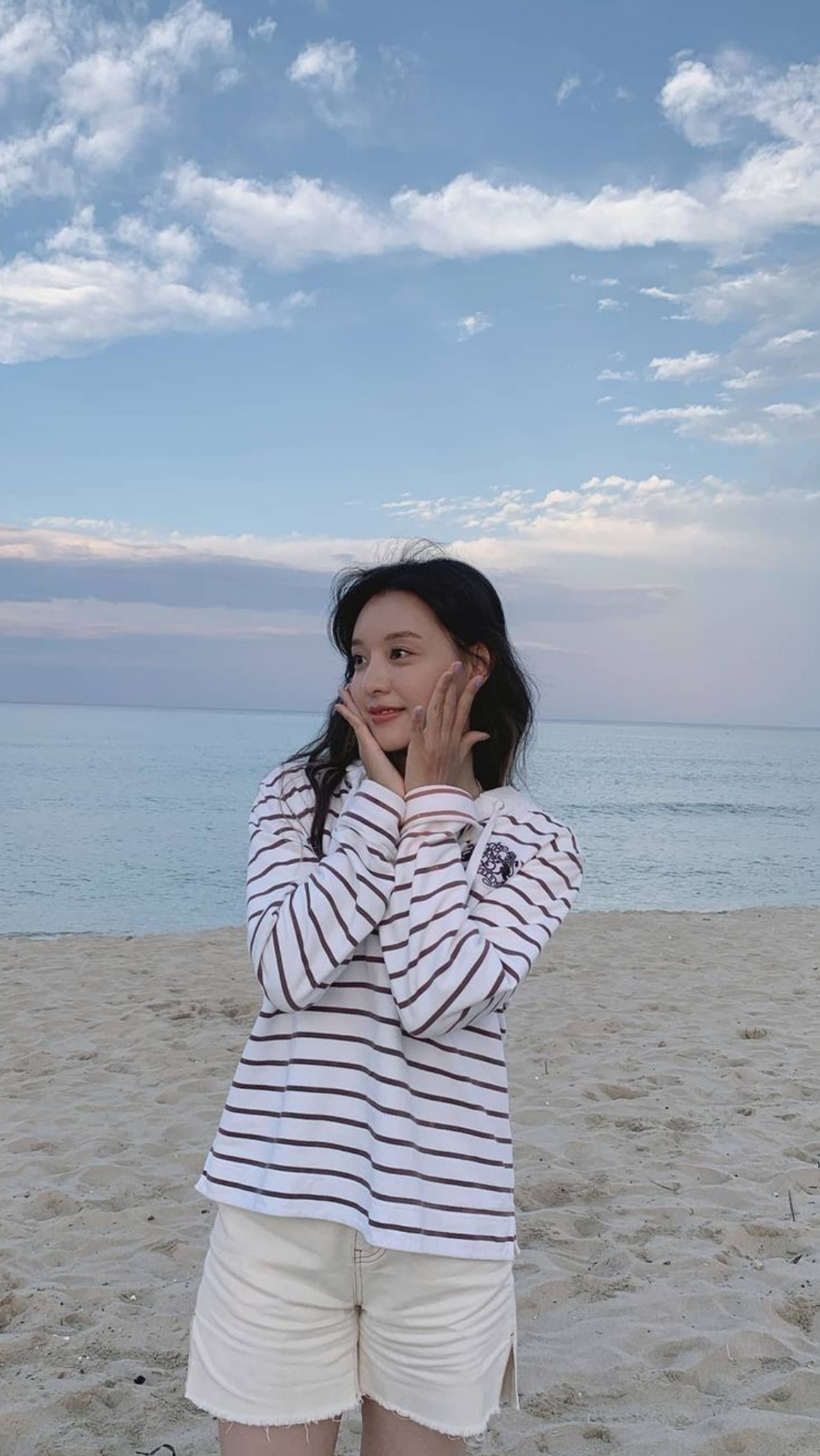 Emotional wallpaper shared by fans for Kim Jiwon