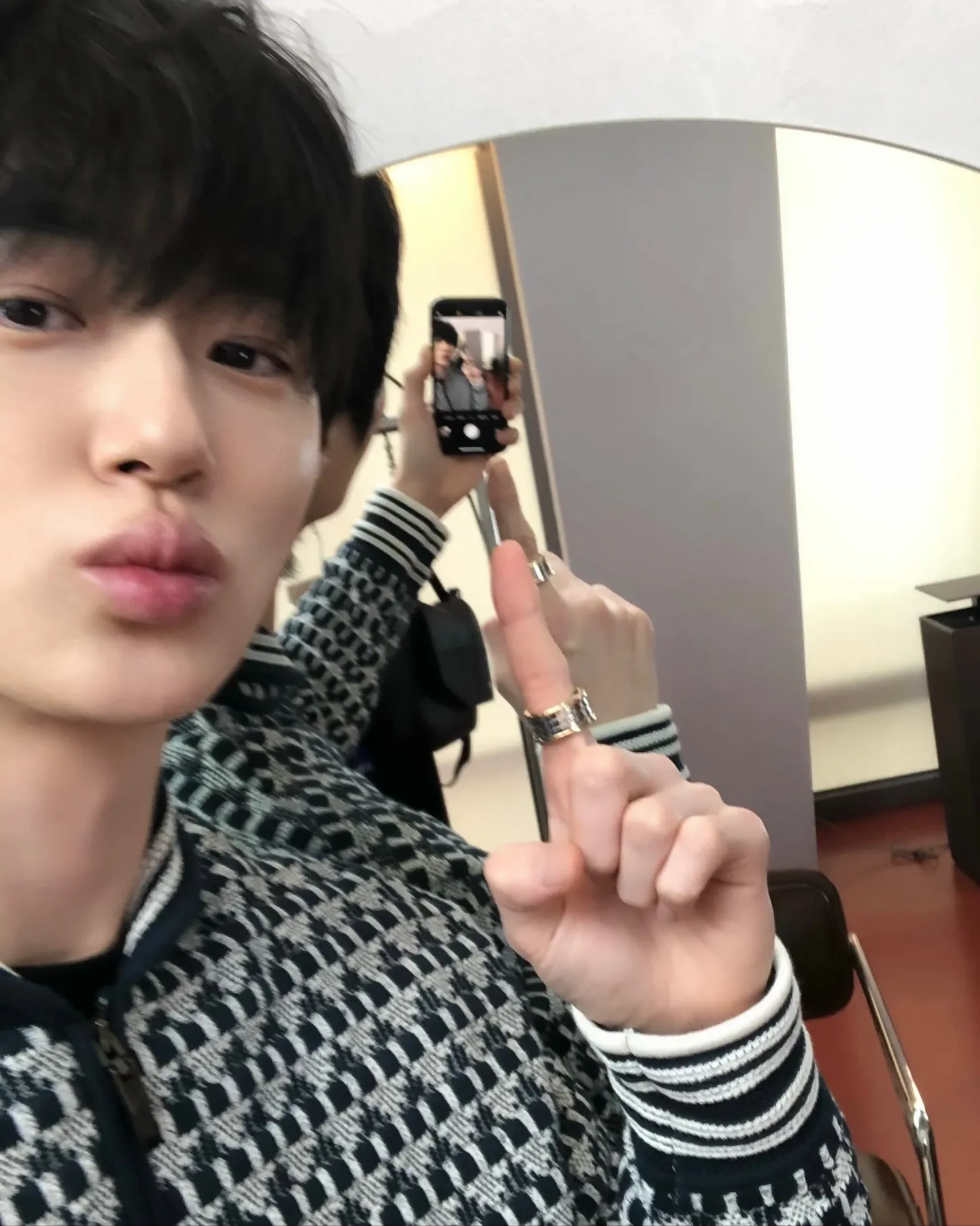 Behind-the-scenes cut of Byeon Wooseok
