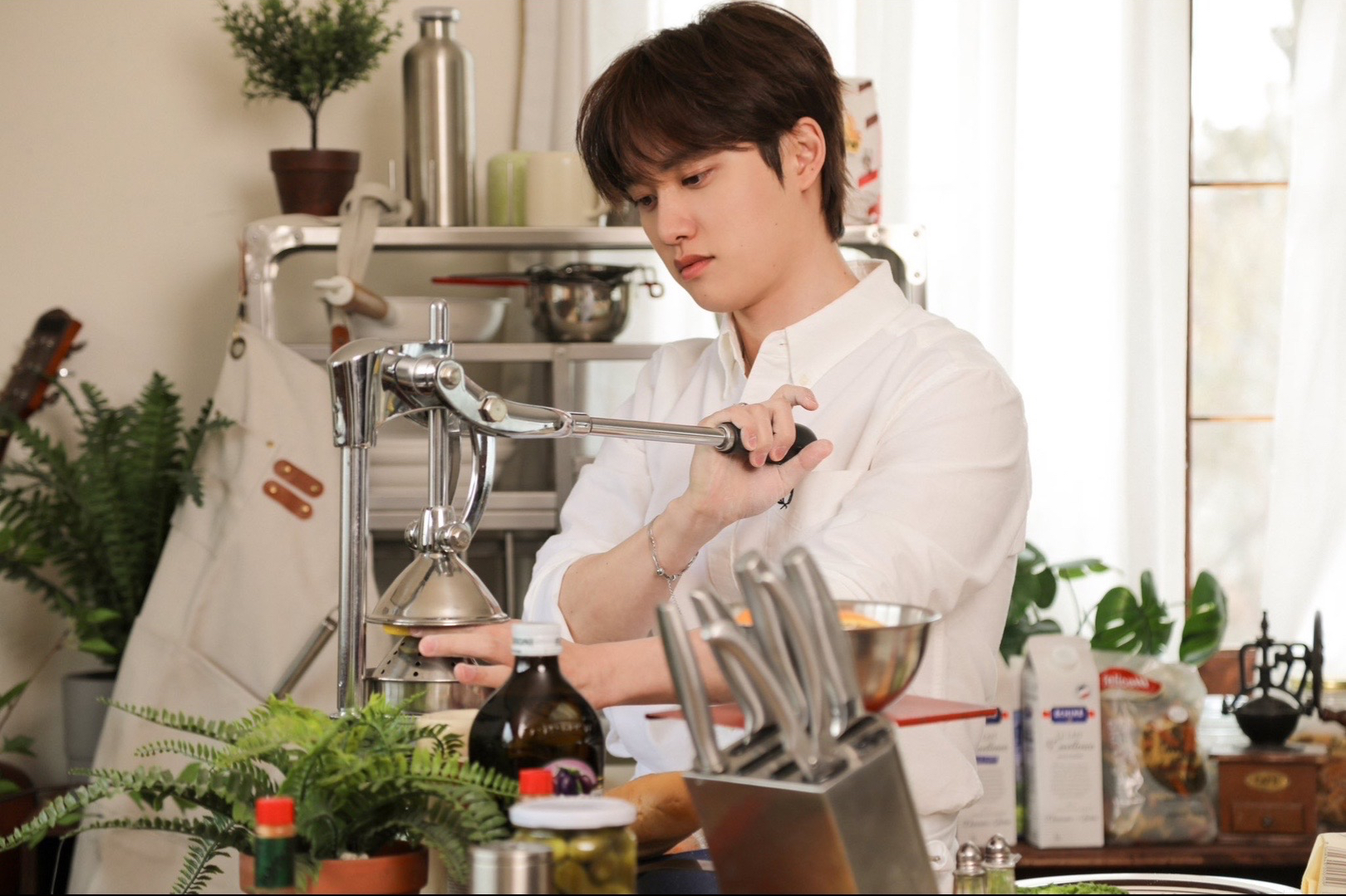 Behind-the-scenes cut of Doh Kyungsoo (D.O.)