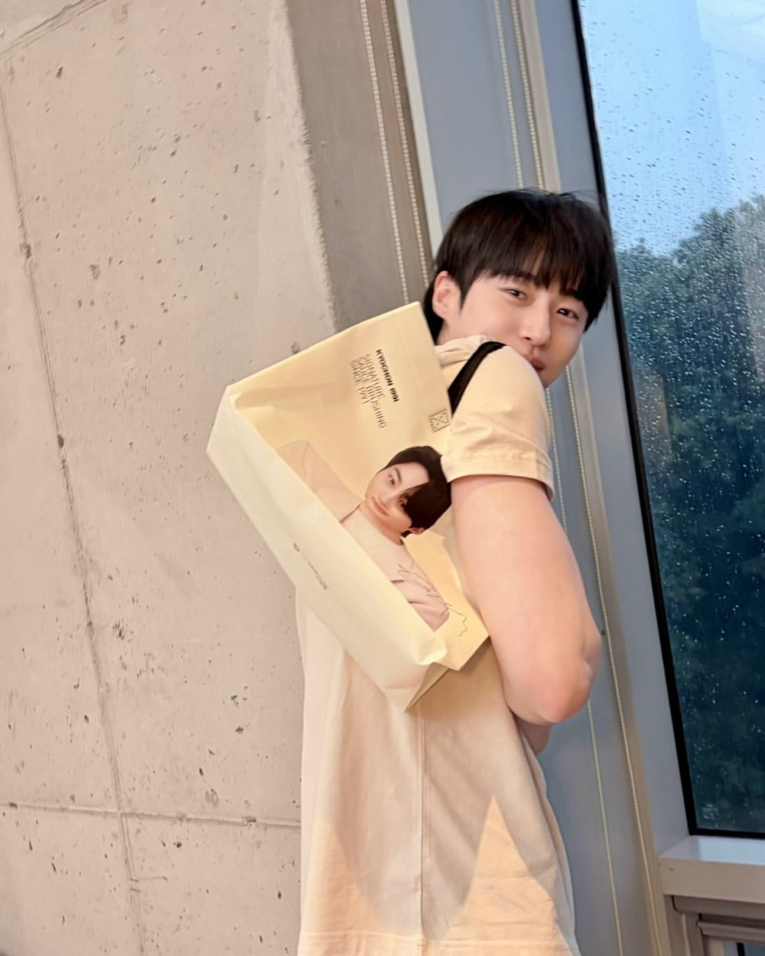 Behind-the-scenes cut of Byeon Wooseok