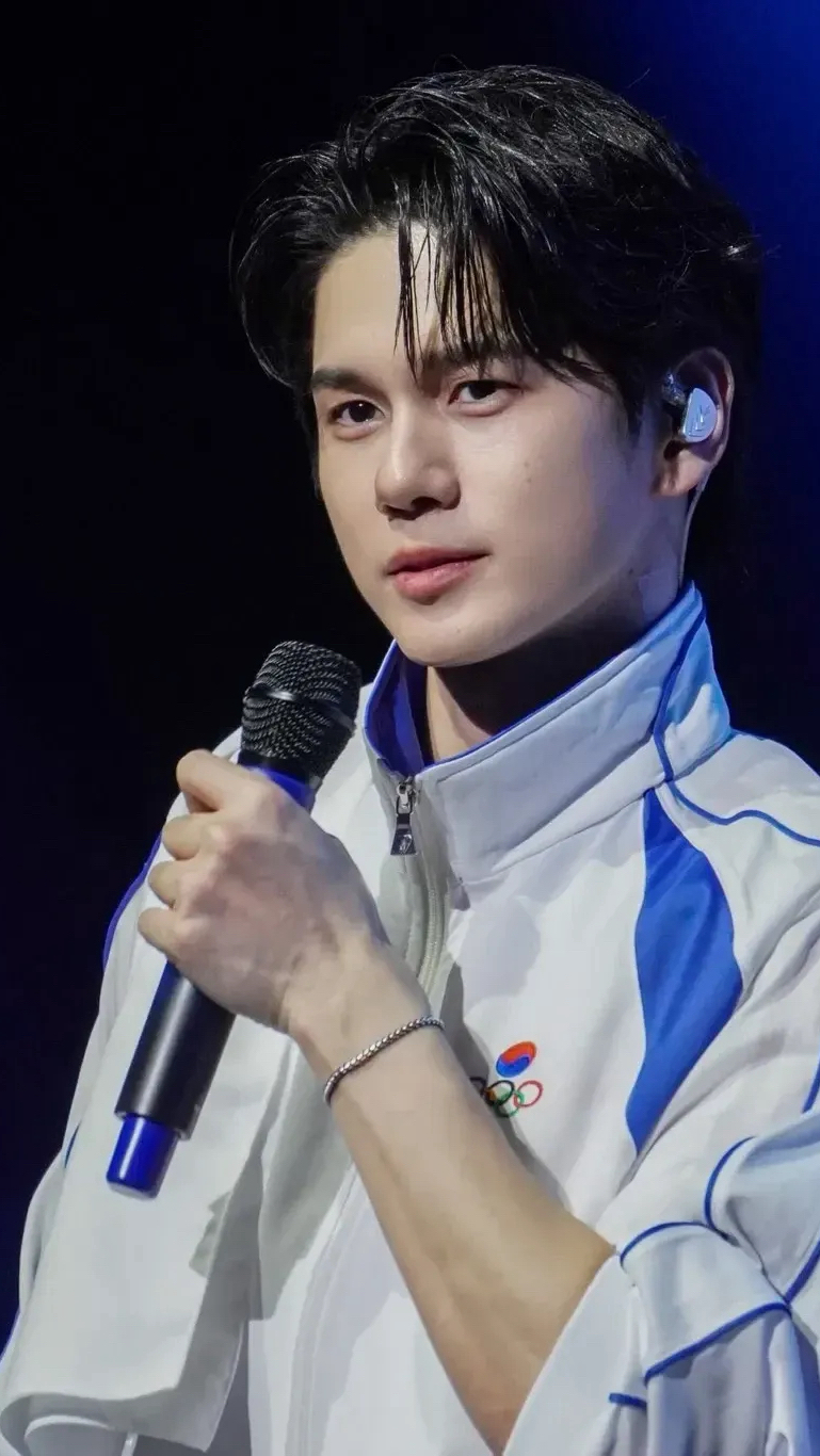 Special wallpaper made by Ong Seongwu's fans