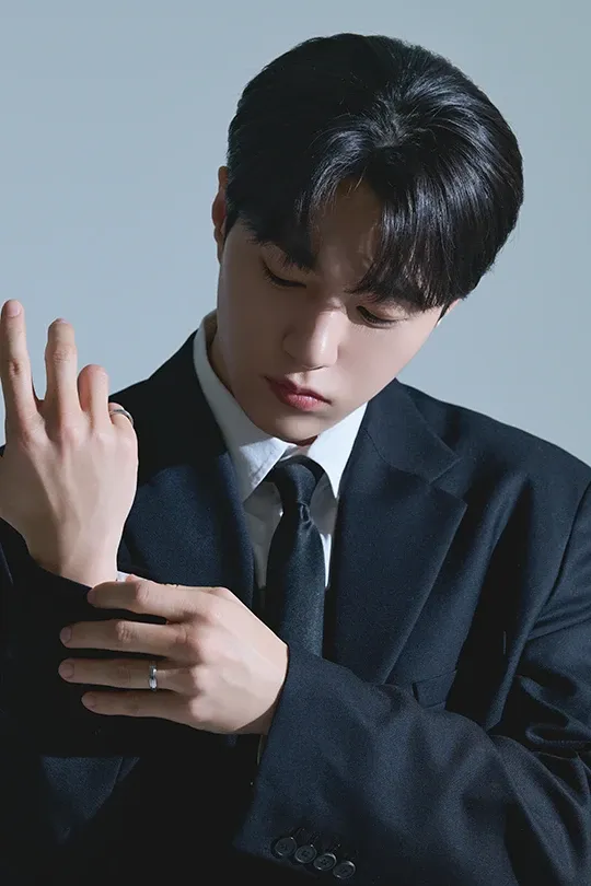 Behind-the-scenes cut of Kim Myungsoo (L)