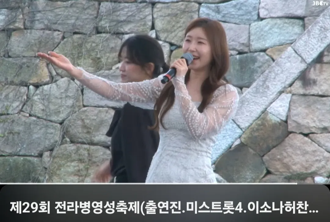 Behind-the-scenes cut of Lee Sona