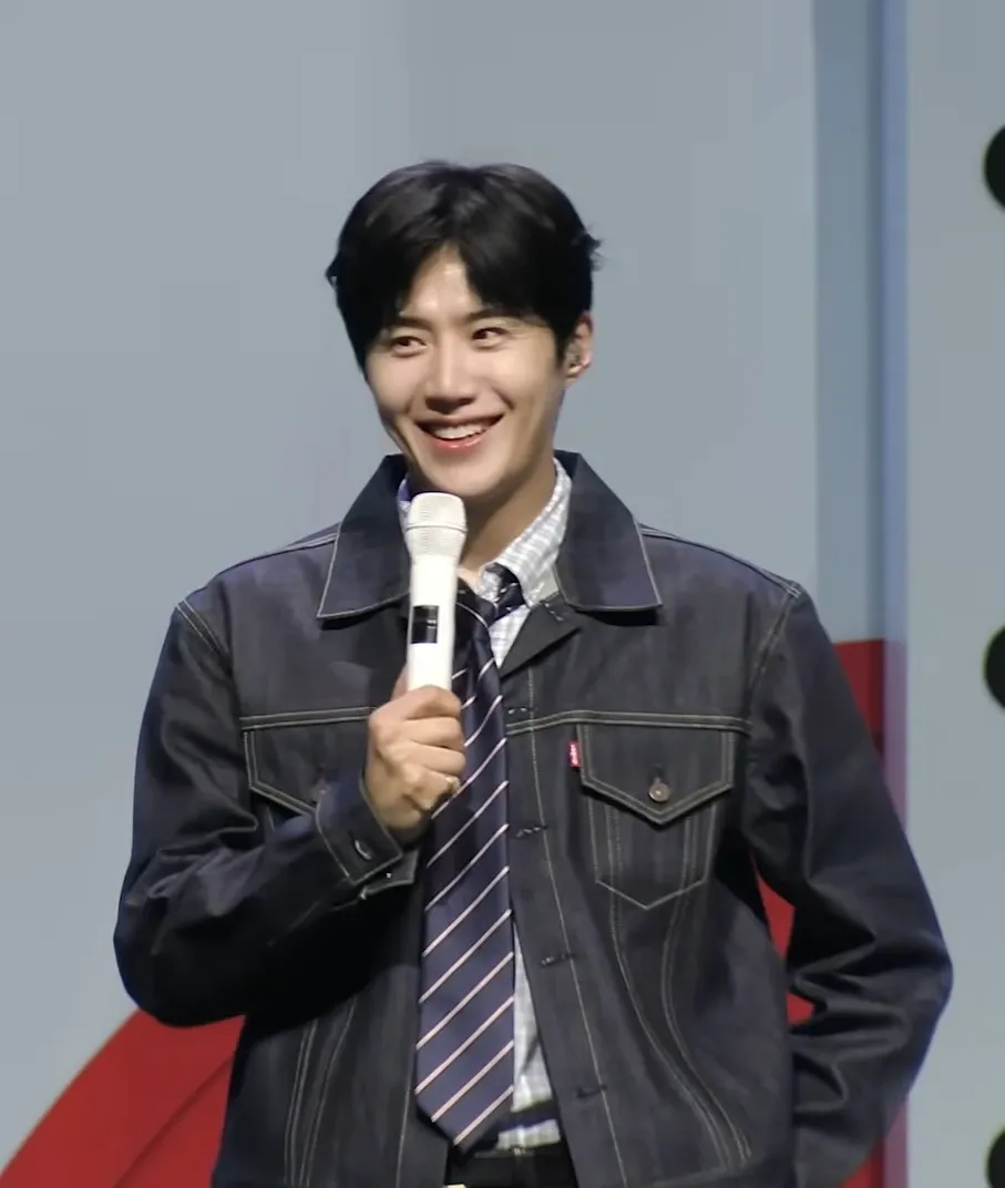 粉丝拍下的金宣虎瞬间