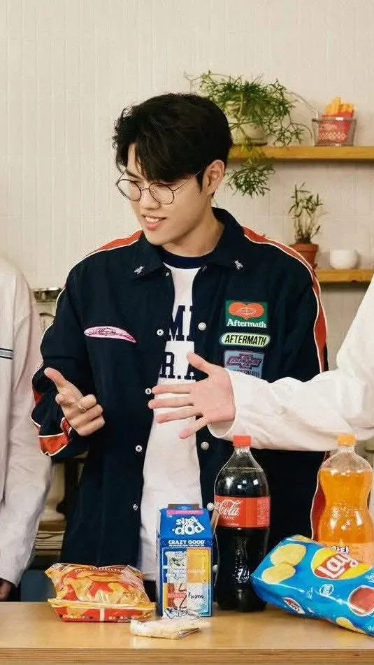 Emotional wallpaper shared by fans for Oner