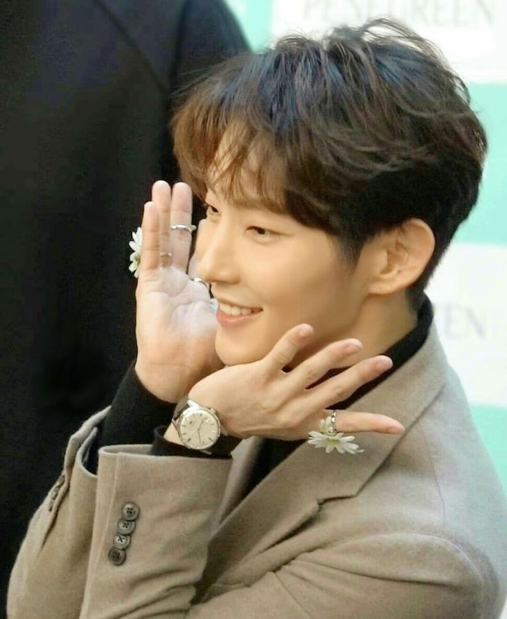 A moment captured by a fan of Lee Joongi