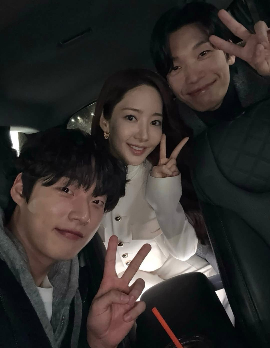 Behind-the-scenes cut of Park Minyoung