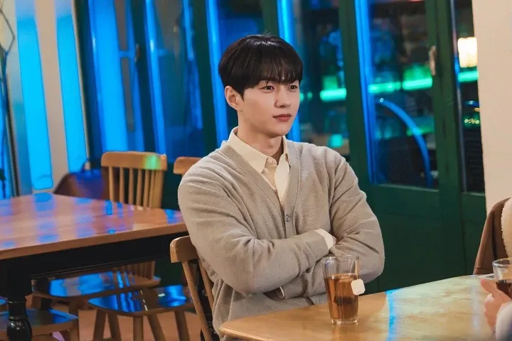 Behind-the-scenes cut of Kim Myungsoo (L)