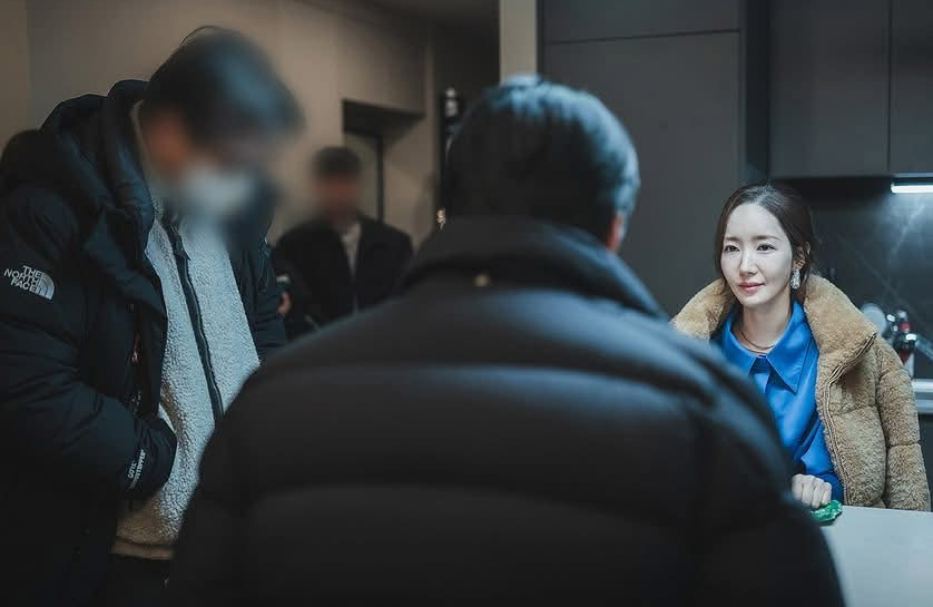 Behind-the-scenes cut of Park Minyoung