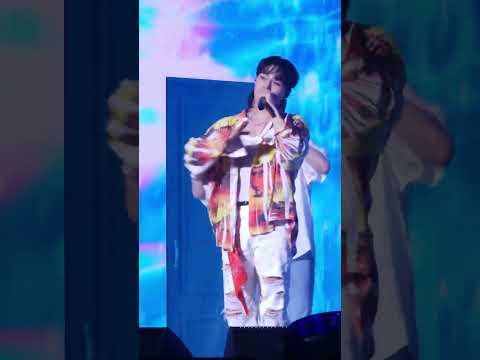 A moment captured by a fan of Kim Myungsoo (L)