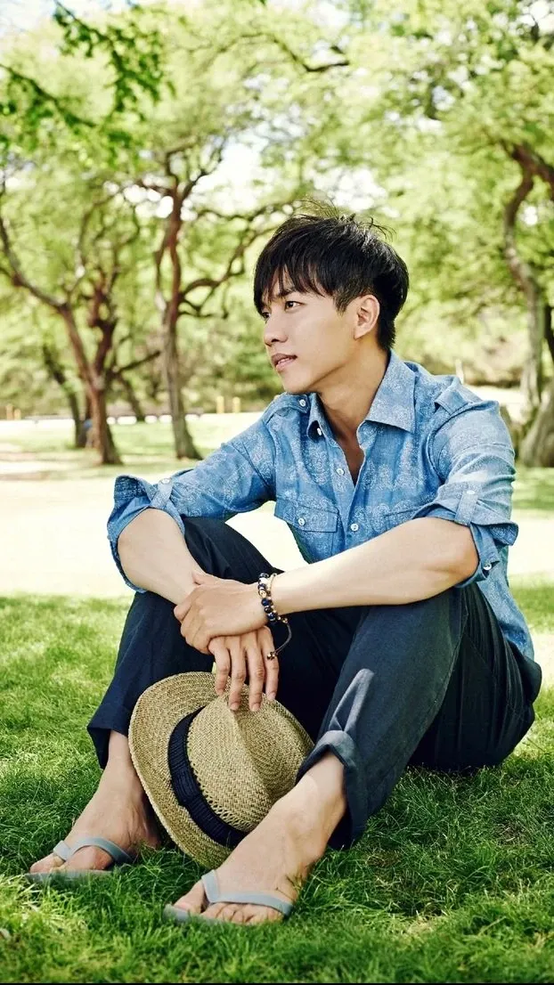Recent activity shot of Lee Seunggi