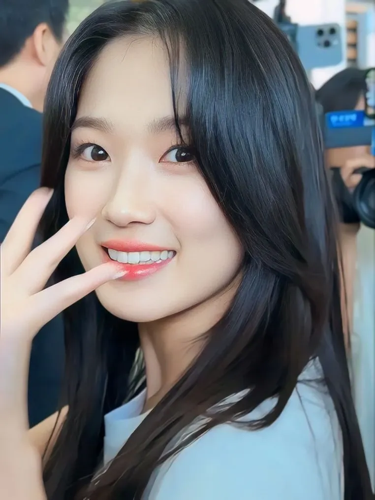 A moment captured by a fan of Kim Hyeyoon