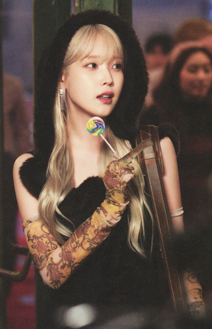 IUの最近の活動ショット