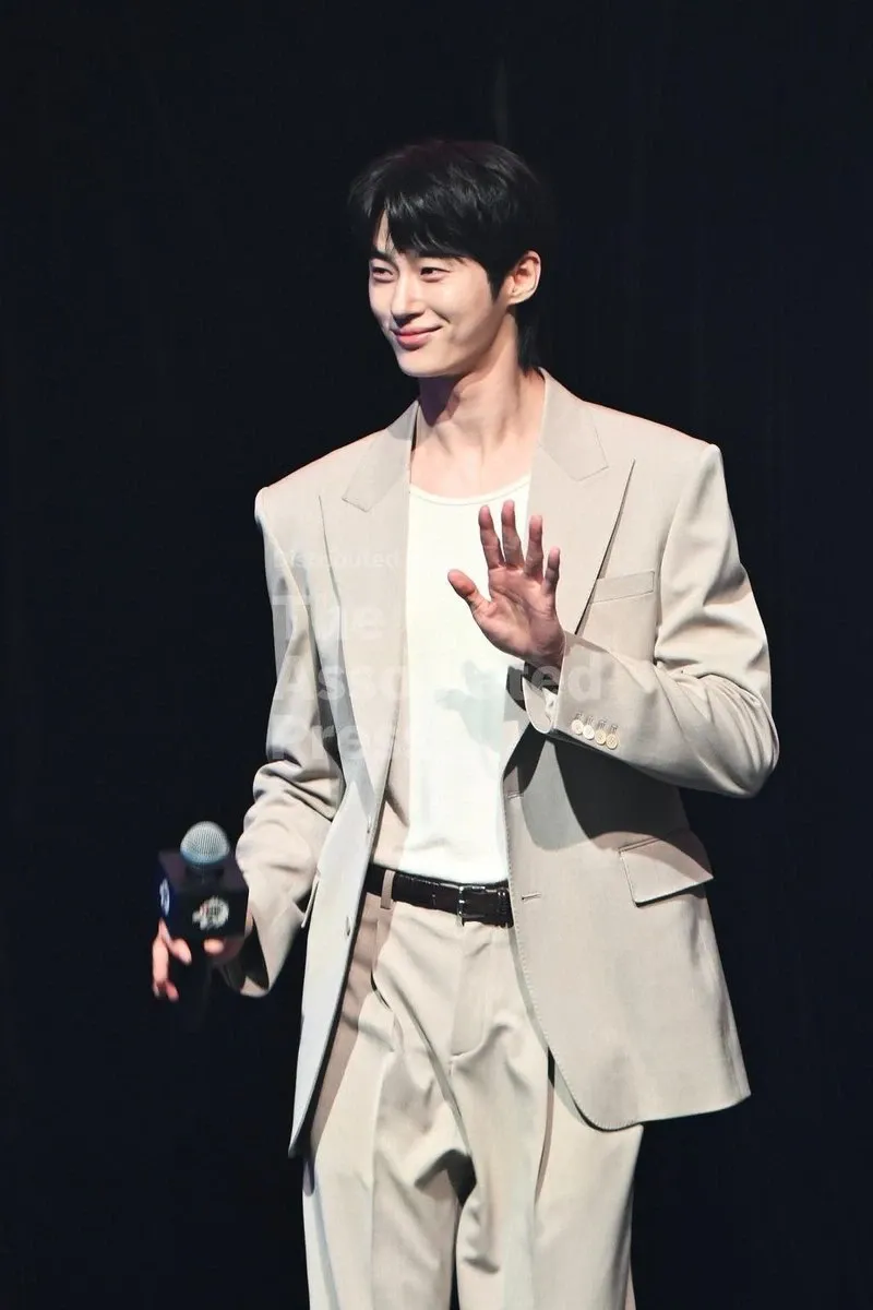 Behind-the-scenes cut of Byeon Wooseok