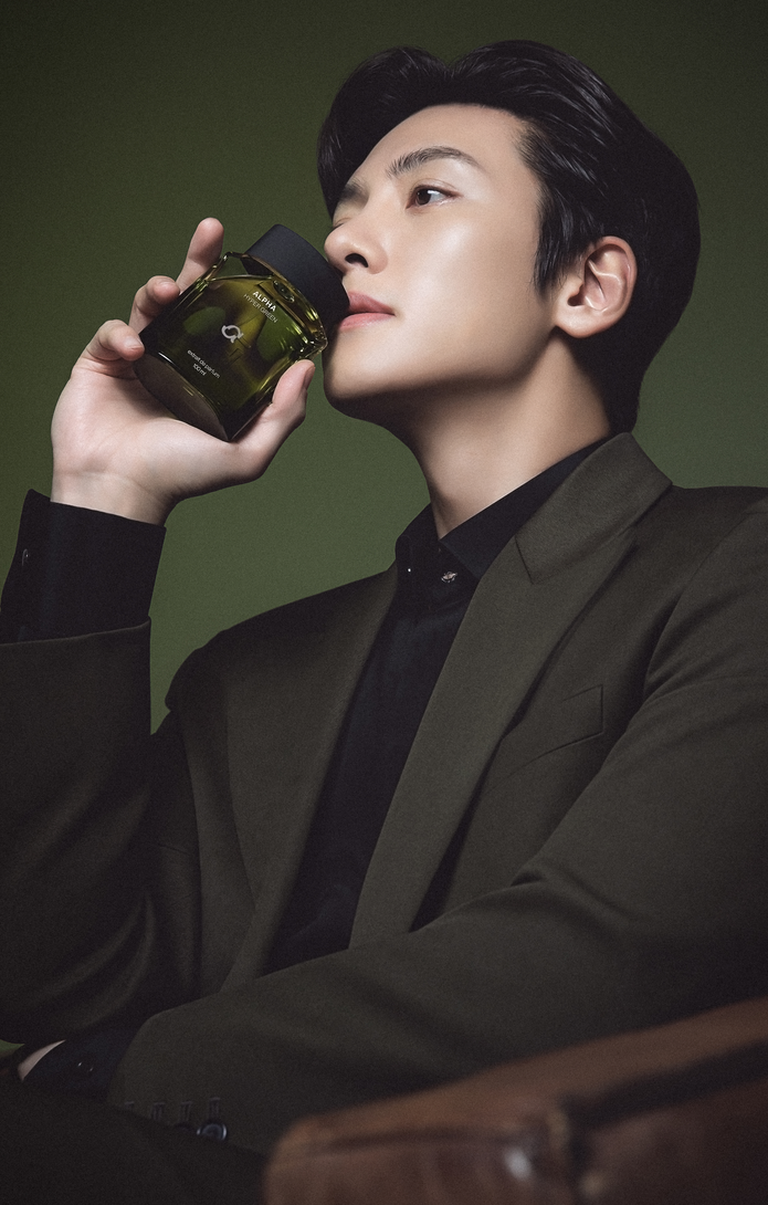 Behind-the-scenes cut of Ji Changwook