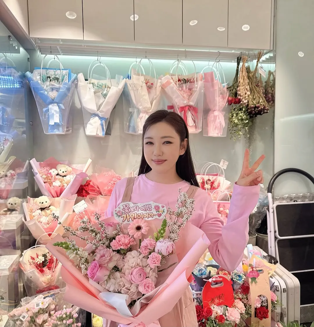 Foto terbaru dari Song Gain
