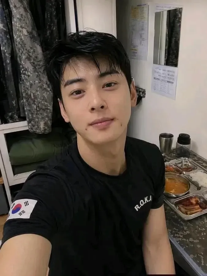 Behind-the-scenes cut of Cha Eunwoo