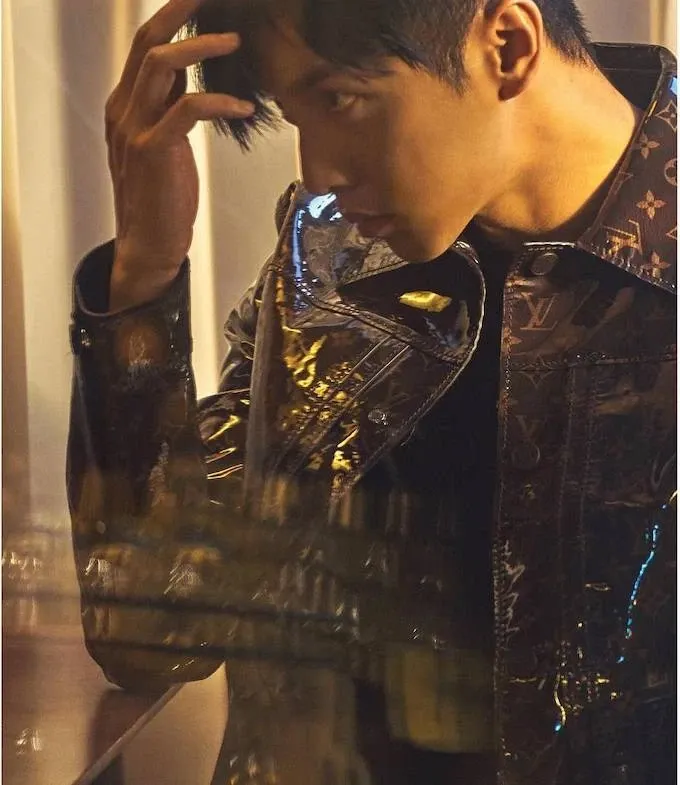 Recent activity shot of Lee Seunggi