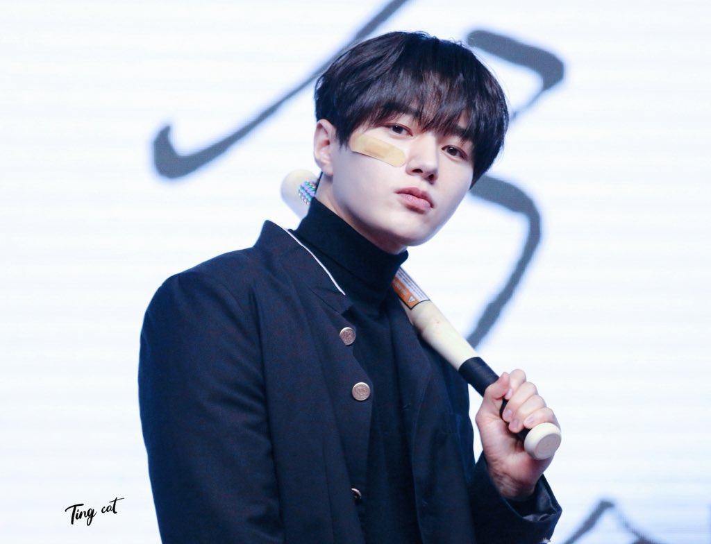 A moment captured by a fan of Kim Myungsoo (L)