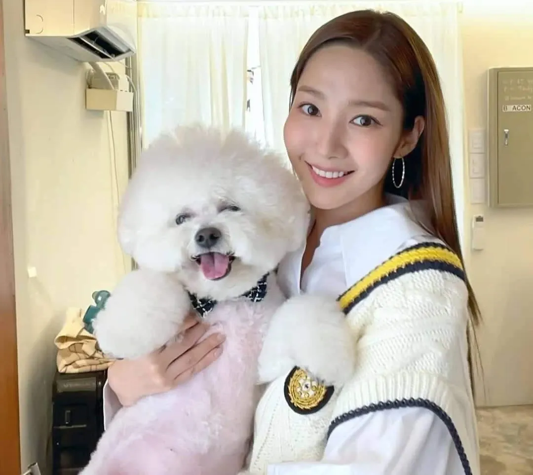 Behind-the-scenes cut of Park Minyoung