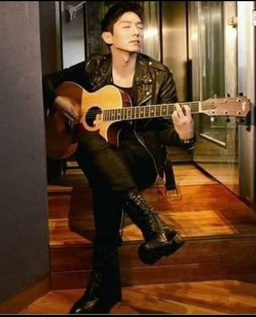 A moment captured by a fan of Lee Joongi