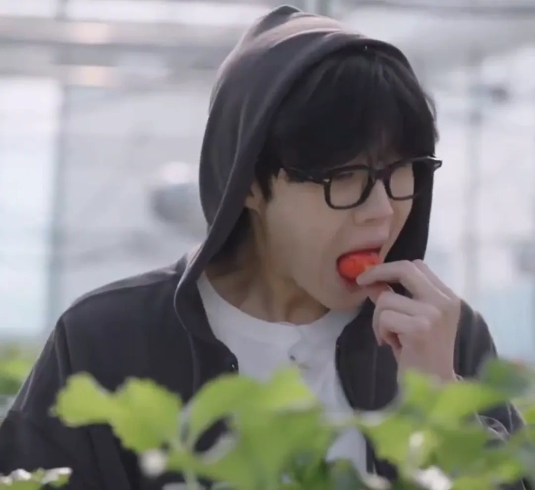 Behind-the-scenes cut of Kim Seonho