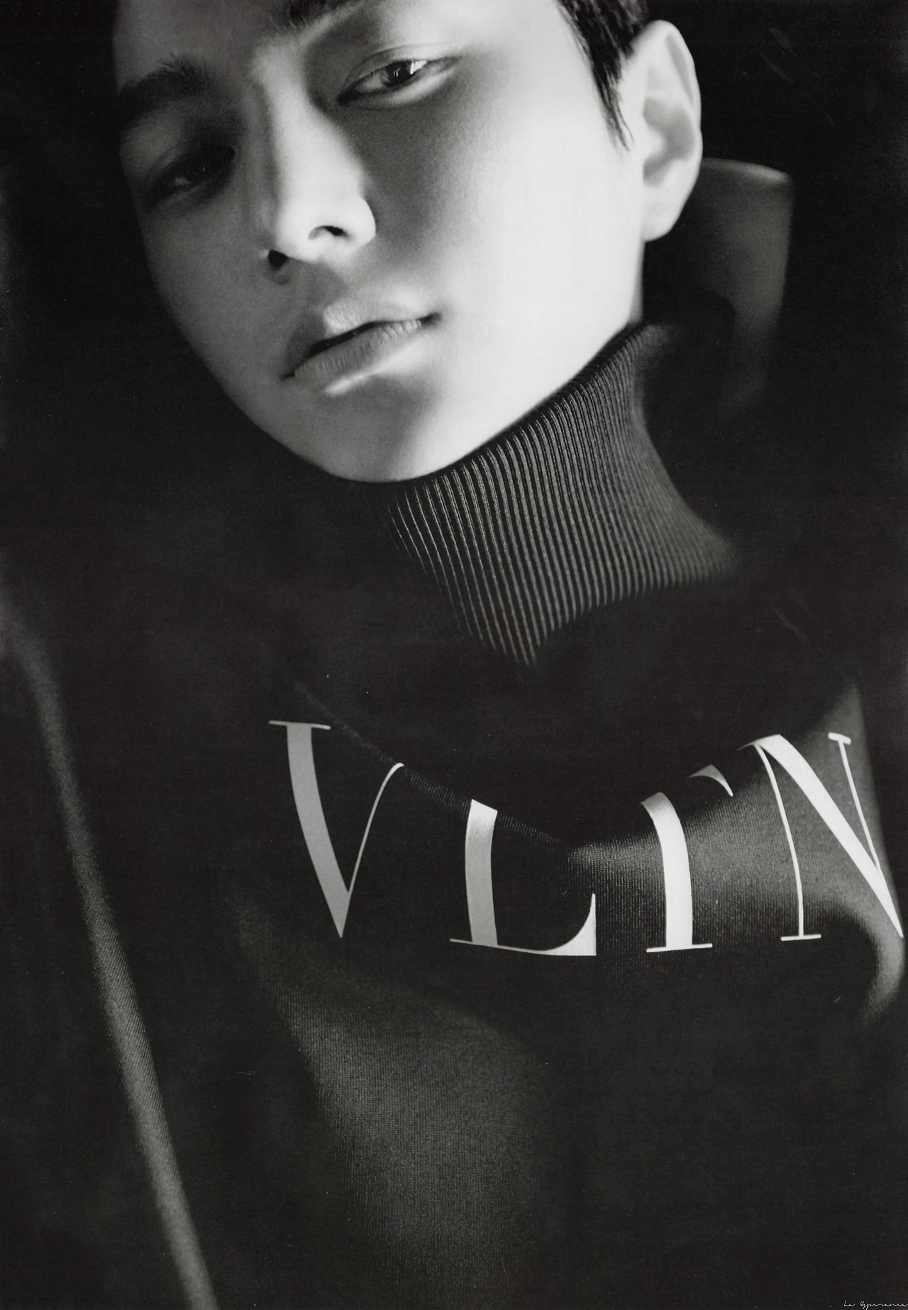 Behind-the-scenes cut of Kim Myungsoo (L)