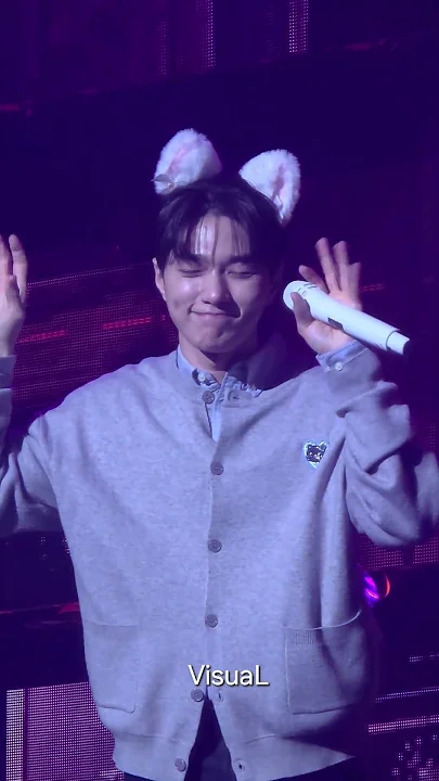 Momen yang diabadikan oleh penggemar Kim Myungsoo (L)