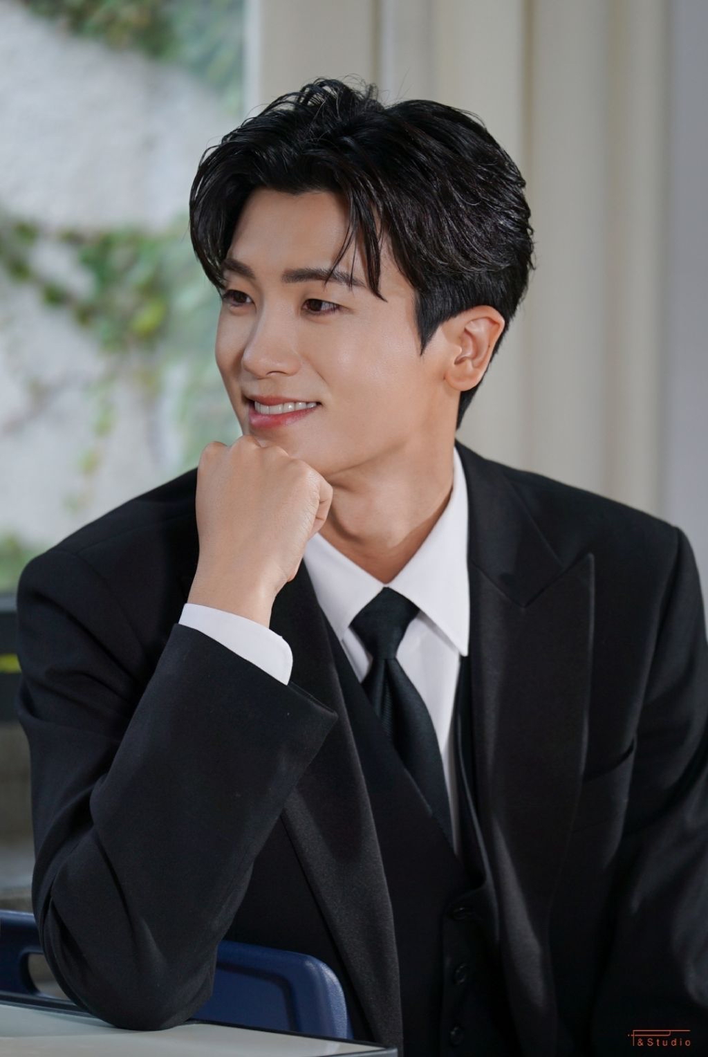 Behind-the-scenes cut of Park Hyungsik