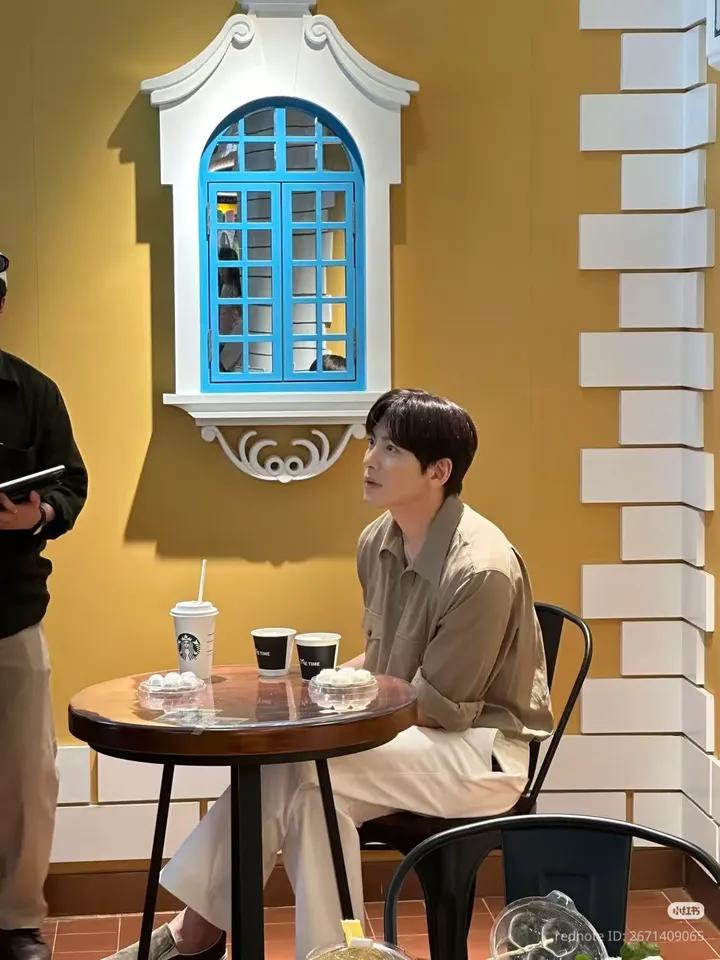 粉丝拍下的池昌旭瞬间