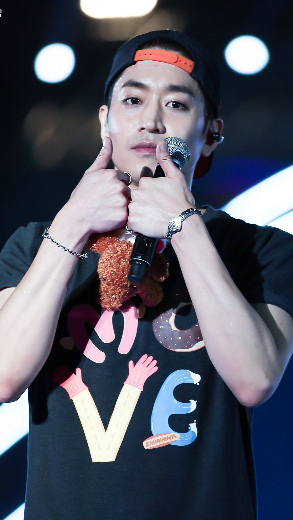 Emotional wallpaper shared by fans for Mun Junghyuk (Eric)