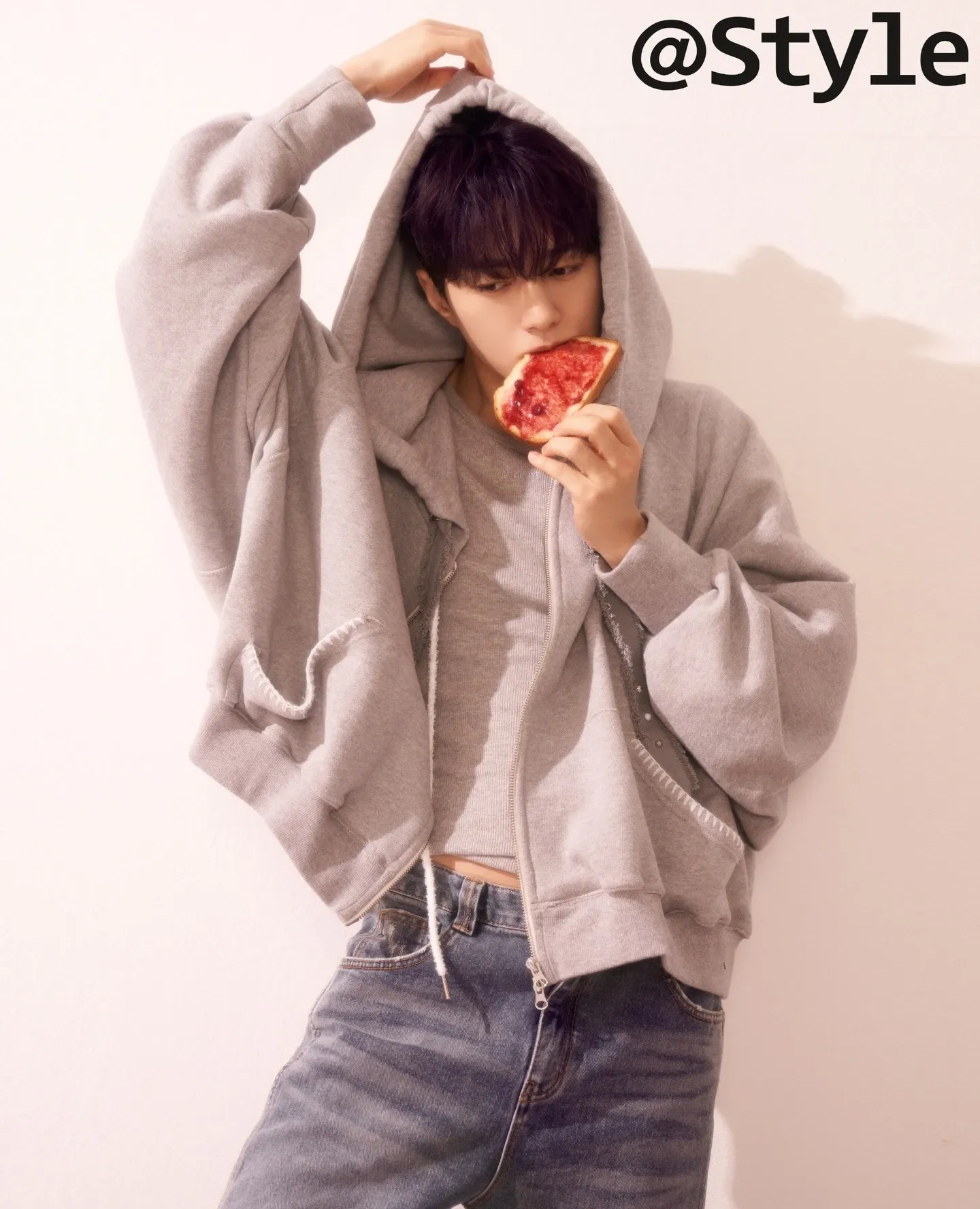 Behind-the-scenes cut of Kim Myungsoo (L)