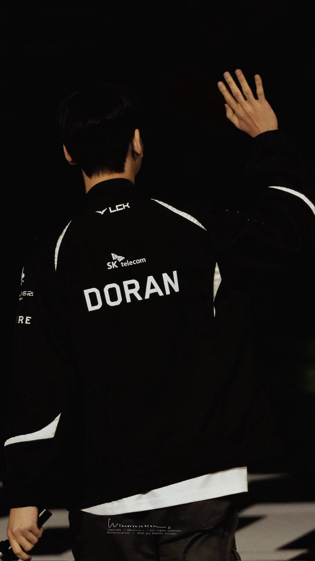 Emotional wallpaper shared by fans for Doran