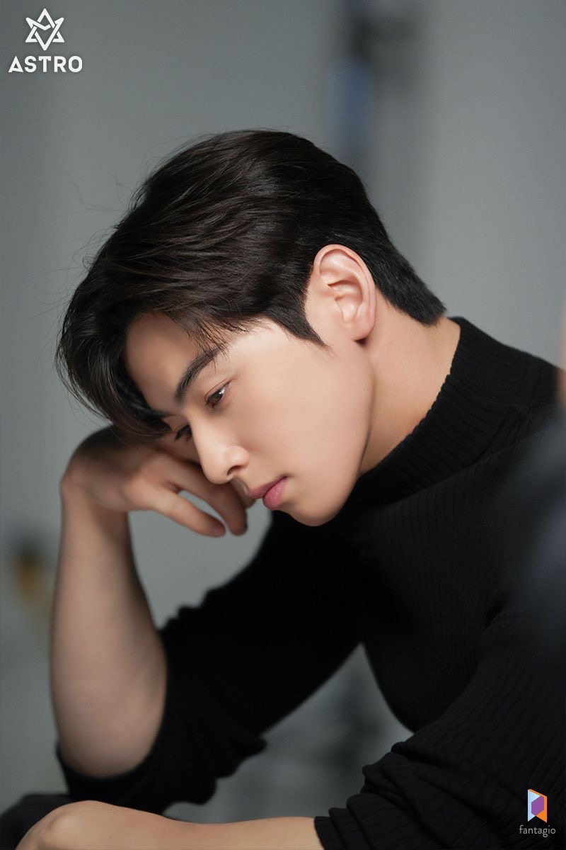 Behind-the-scenes cut of Cha Eunwoo