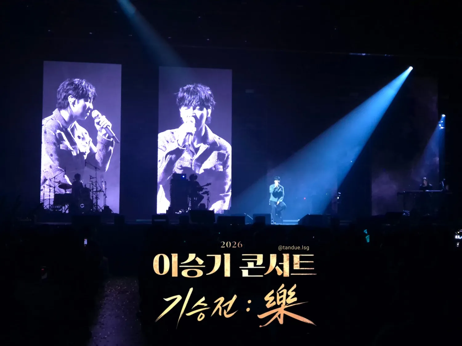 A moment captured by a fan of Lee Seunggi