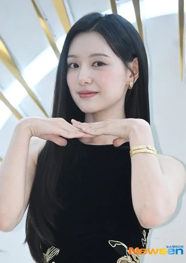 Today's popular wallpaper in Kim Jiwon community