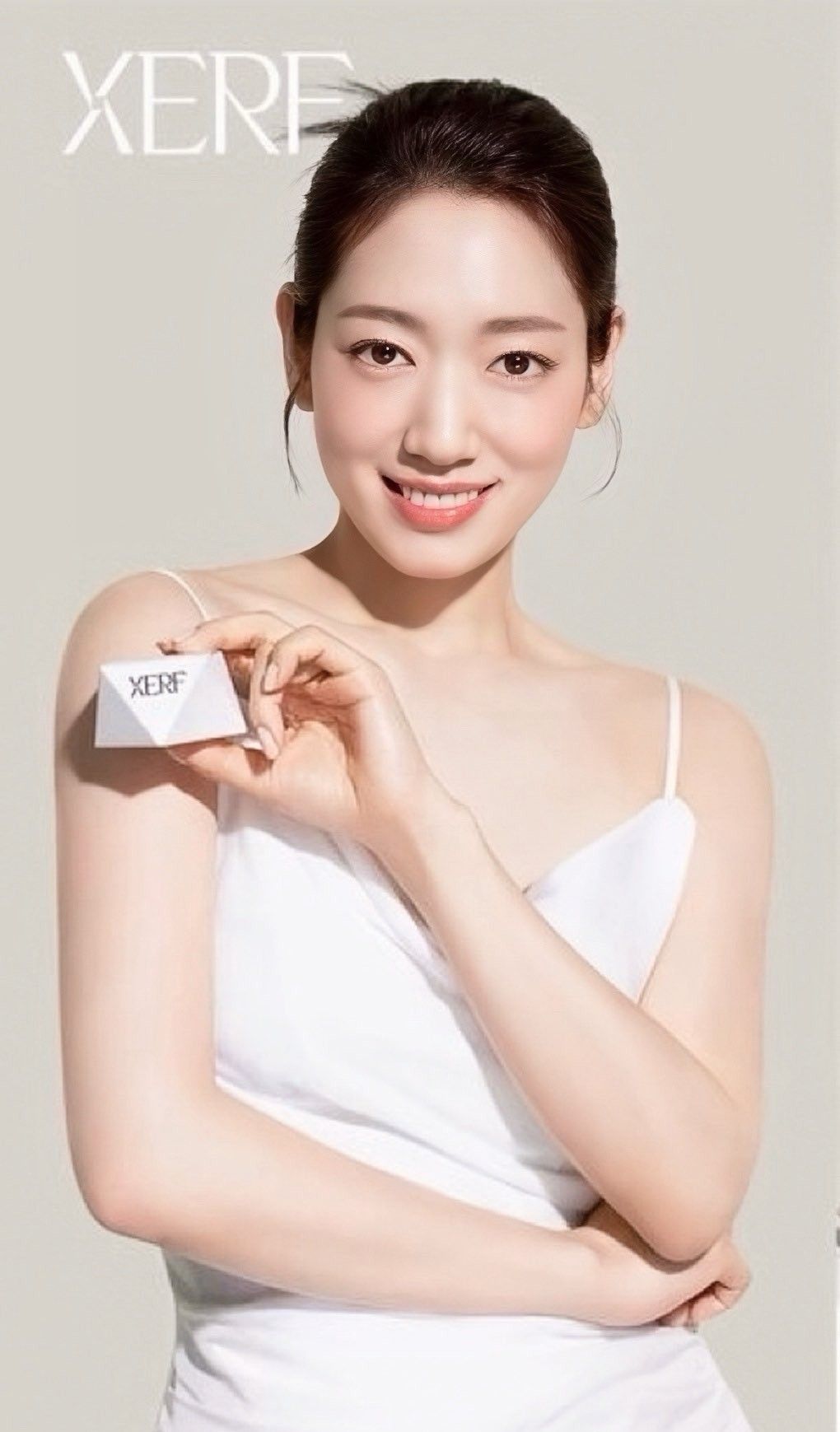 Emotional wallpaper shared by fans for Park Shinhye