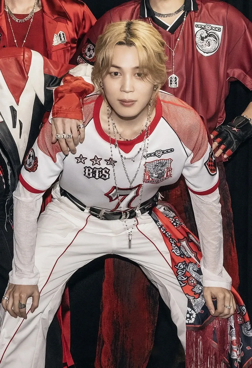 Behind-the-scenes cut of Ha Jimin