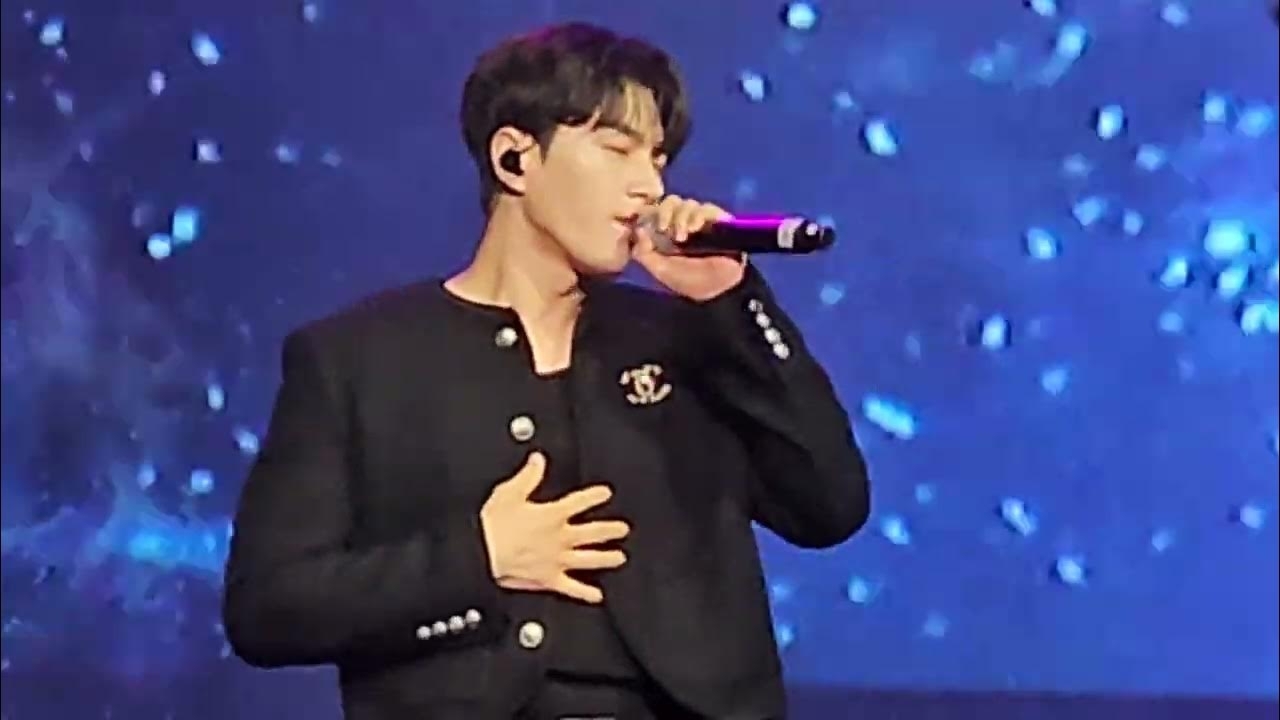 A moment captured by a fan of Kim Myungsoo (L)