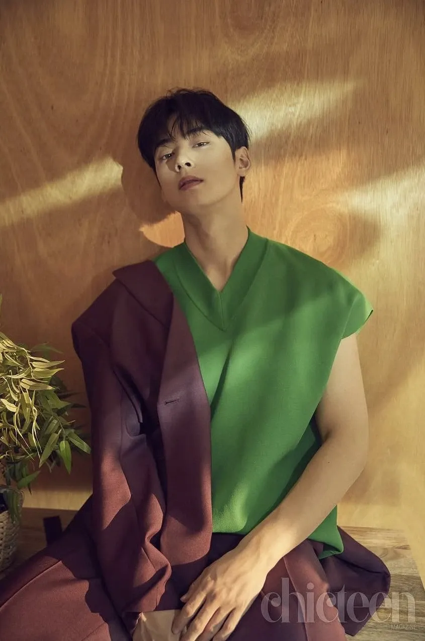 A moment captured by a fan of Cha Eunwoo