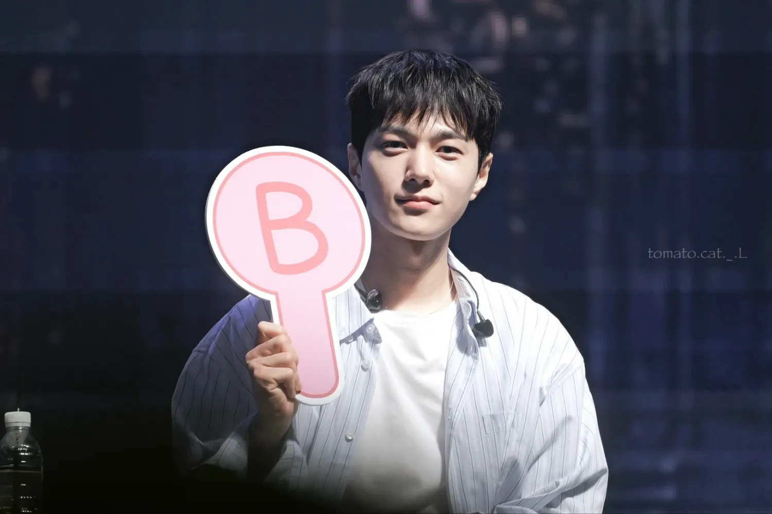 A moment captured by a fan of Kim Myungsoo (L)